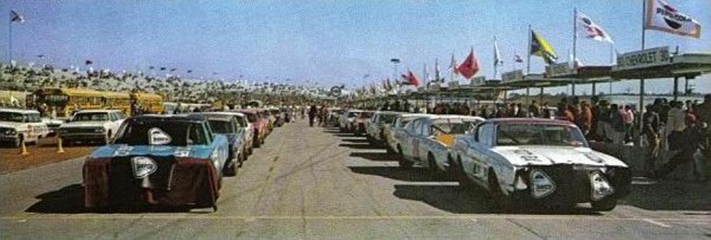 1968Daytona500Lineupvinylroofcar.jpg